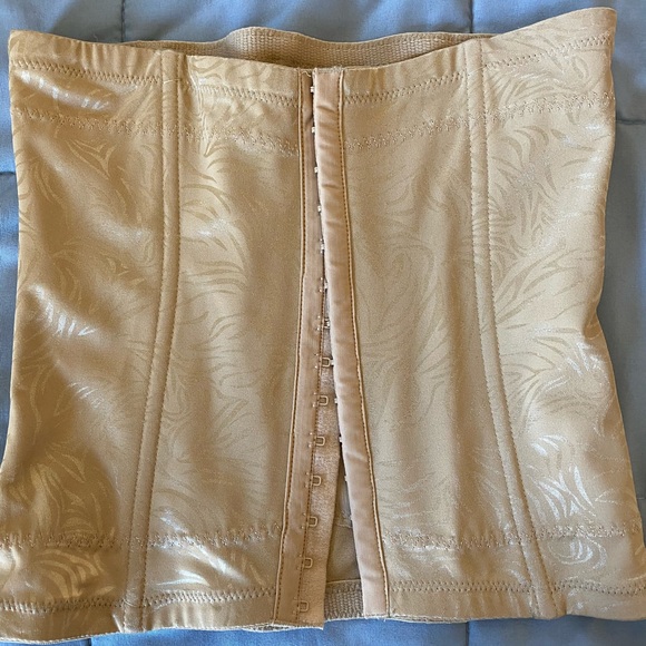 Shape Wear in Small NEW - Picture 4 of 4